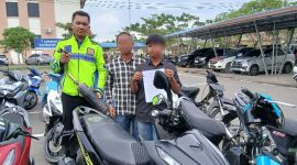 Petugas Satlantas Polres Tanjab Barat Melakukan Serah Terima Kendaraan Yang Sudah Dilengkapi Kepada Pemilik dan Sudah Membuat Surat Pernyataan (ist)