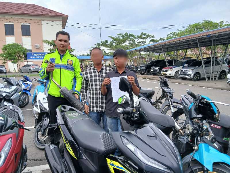 Petugas Satlantas Polres Tanjab Barat Melakukan Serah Terima Kendaraan Yang Sudah Dilengkapi Kepada Pemilik dan Sudah Membuat Surat Pernyataan (ist)