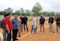 Komisi III DPRD Tanjab Barat Bersama Pihak Perakim Saat Monitoring TPU Berkah (sun)