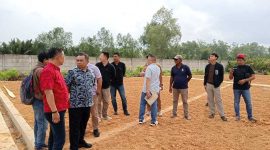 Komisi III DPRD Tanjab Barat Bersama Pihak Perakim Saat Monitoring TPU Berkah (sun)