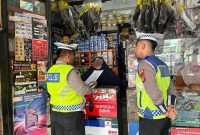 Petugas Satlantas Polres Tanjab Barat Memberikan Surat Edara ke Salah Satu Toko Onderdil Sepeda Motor (lantas)