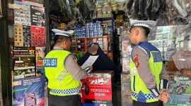 Petugas Satlantas Polres Tanjab Barat Memberikan Surat Edara ke Salah Satu Toko Onderdil Sepeda Motor (lantas)