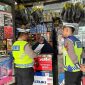Petugas Satlantas Polres Tanjab Barat Memberikan Surat Edara ke Salah Satu Toko Onderdil Sepeda Motor (lantas)