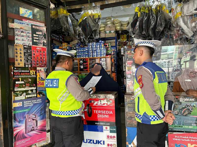 Petugas Satlantas Polres Tanjab Barat Memberikan Surat Edara ke Salah Satu Toko Onderdil Sepeda Motor (lantas)