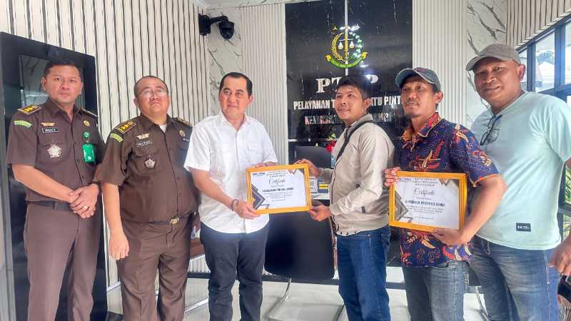 Pemberian Sertifikat di Kejati Jambi (Geram)