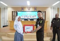 Kajari Tanjab Barat Anton Rahmanto Menyerahkan Hadiah Kepada Juara Lomba Video Kreatif Harkodia 2025 (hms)