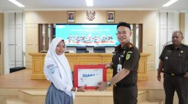 Kajari Tanjab Barat Anton Rahmanto Menyerahkan Hadiah Kepada Juara Lomba Video Kreatif Harkodia 2025 (hms)