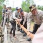 Bersama Warga, Kapolres Tanjab Barat AKBP Agung Basuki dan Personel Gotong Royong Perbaiki Jenbatan (hms)