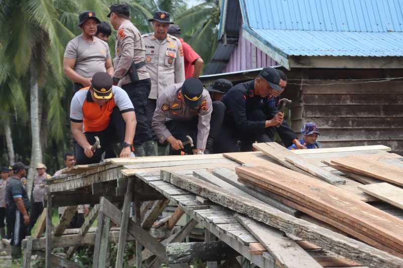(Kiri) Kapolres Tanjab Barat AKBP Agung Basuki Pimpin Perbaikan Jembatan (hms)