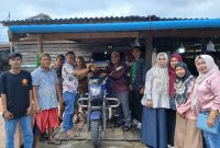 Anggota DPRD Tanjab Barat Jamal Darmawan Sie Menyerahkan Bantuan Viar (ist)