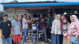 Anggota DPRD Tanjab Barat Jamal Darmawan Sie Menyerahkan Bantuan Viar (ist)