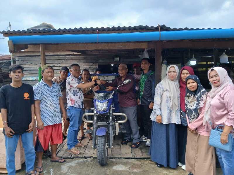 Anggota DPRD Tanjab Barat Jamal Darmawan Sie Menyerahkan Bantuan Viar (ist)