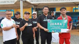 Sekda Tanjab Barat Hermansyah Menyerahkan Tropi Kepada Kapten Tim SMAN 9 Juara I JSFL 2025 (pro)