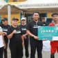 Sekda Tanjab Barat Hermansyah Menyerahkan Tropi Kepada Kapten Tim SMAN 9 Juara I JSFL 2025 (pro)