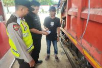 Petugas Kepolisian Resor Tanjab Barat Saat Melakukan Penertiban Pengisian BBM di Salah Satu SPBU (hms)