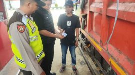 Petugas Kepolisian Resor Tanjab Barat Saat Melakukan Penertiban Pengisian BBM di Salah Satu SPBU (hms)