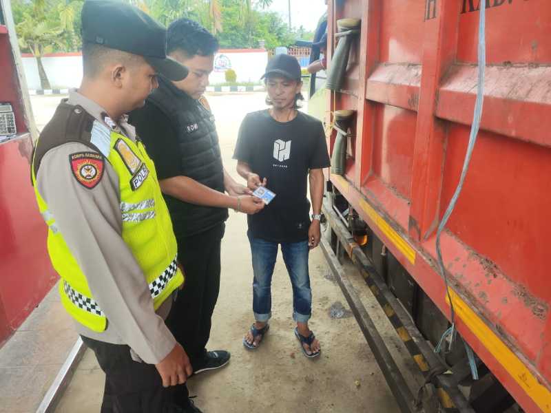 Petugas Kepolisian Resor Tanjab Barat Saat Melakukan Penertiban Pengisian BBM di Salah Satu SPBU (hms)