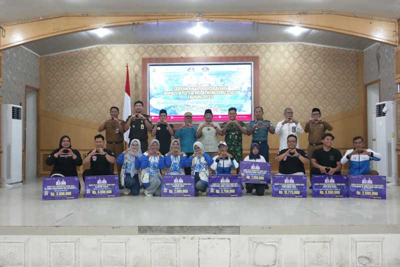 Bupati Anwar Sadat Bersama Forkopimda, KONI, Disparpora dan Atlet Beserat Pelarih Berprestasi Penerima Bonus Secara Simbolis (pct)