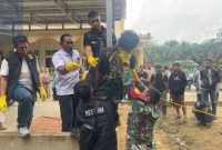 Kapolsek Tebing Tinggi IPDA Andi Ilham Junaidi Bersama Personel dan Aparat Desa Setempat Saat Mengevakuasi Jenazah (hms)