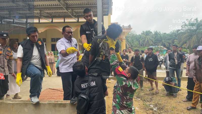 Kapolsek Tebing Tinggi IPDA Andi Ilham Junaidi Bersama Personel dan Aparat Desa Setempat Saat Mengevakuasi Jenazah (hms)