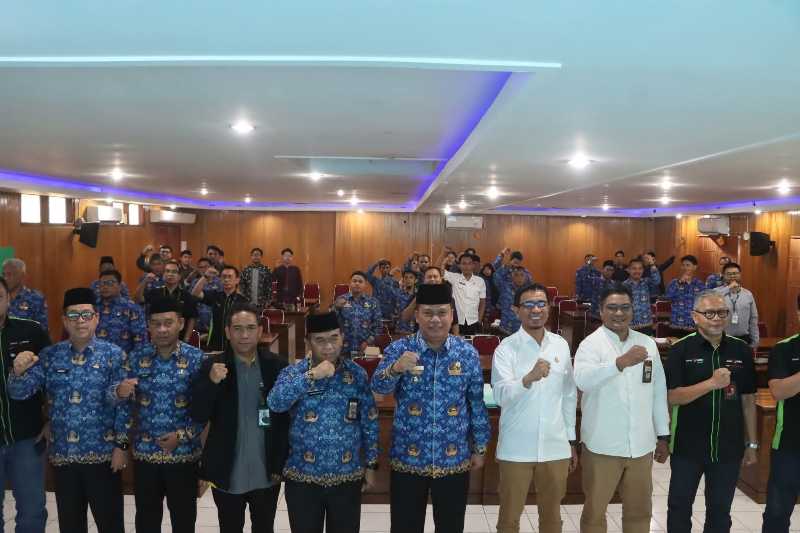 Wakil Bupati Katamso Bersama Kepala OJK dan Peserta Rapat TPKAD (pro)