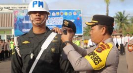 Kapolres Tanjab Barat AKBP Agung Basuki Sematkan Pita Tanda Operasi Kepada Perwakilan Petugas (hms)