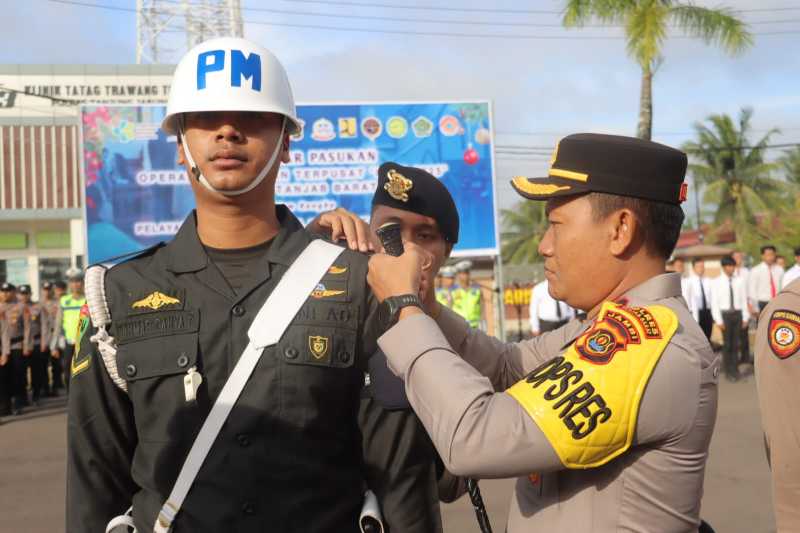 Kapolres Tanjab Barat AKBP Agung Basuki Sematkan Pita Tanda Operasi Kepada Perwakilan Petugas (hms)