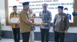 Mansyurdin Menerima Piagam Penghargaan Dari Bupati Tanjab Barat Anwar Sadat (hms)