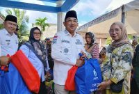 Bupati Tanjab Barat Anwar Sadat Didampingi Camat Tungkal Ilir dan Plt Kadis P3AP2KB Saat Menyerahkan Bantuan Ke Salah Seorang Ibu Hamil (ist)