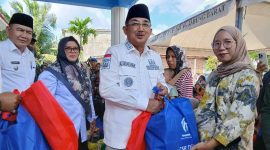 Bupati Tanjab Barat Anwar Sadat Didampingi Camat Tungkal Ilir dan Plt Kadis P3AP2KB Saat Menyerahkan Bantuan Ke Salah Seorang Ibu Hamil (ist)