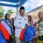 Bupati Tanjab Barat Anwar Sadat Didampingi Camat Tungkal Ilir dan Plt Kadis P3AP2KB Saat Menyerahkan Bantuan Ke Salah Seorang Ibu Hamil (ist)
