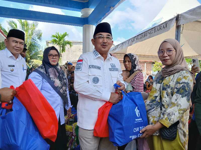 Bupati Tanjab Barat Anwar Sadat Didampingi Camat Tungkal Ilir dan Plt Kadis P3AP2KB Saat Menyerahkan Bantuan Ke Salah Seorang Ibu Hamil (ist)