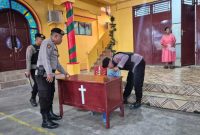 Personel Polres Tanjab Barat Sterilisasi Gereja (hms)