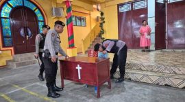 Personel Polres Tanjab Barat Sterilisasi Gereja (hms)