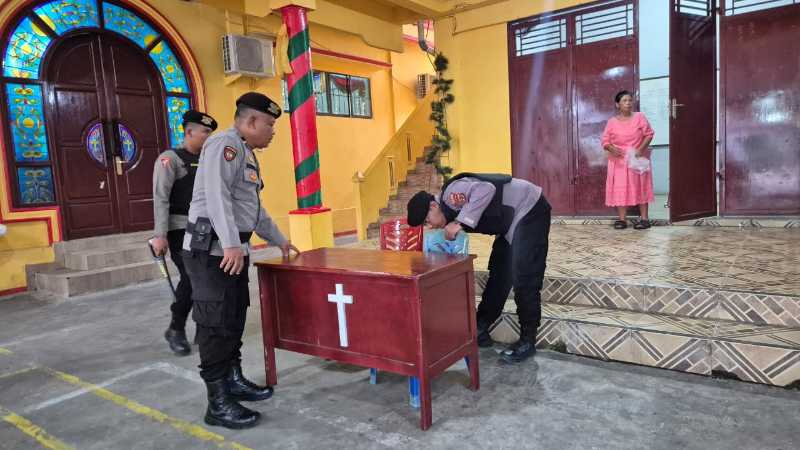 Personel Polres Tanjab Barat Sterilisasi Gereja (hms)