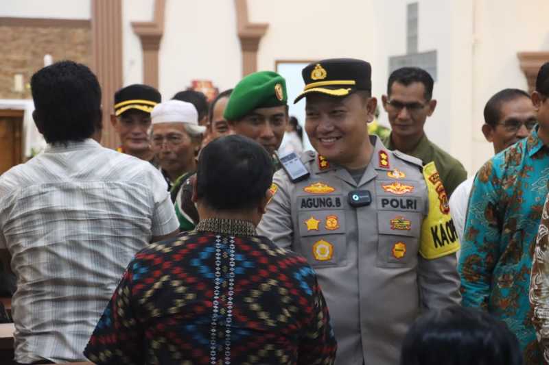 Kapolres Tanjab Barat AKBP Agung Basuki Saat Peninjuan Kegiatan Ibadah di Gereja (hms)