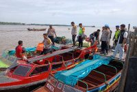 AKBP Agung Basuki dan Personel Saat Pengecekam Alat Keselamatan Moda Transportasi Sungai (ist)