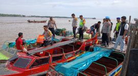 AKBP Agung Basuki dan Personel Saat Pengecekam Alat Keselamatan Moda Transportasi Sungai (ist)