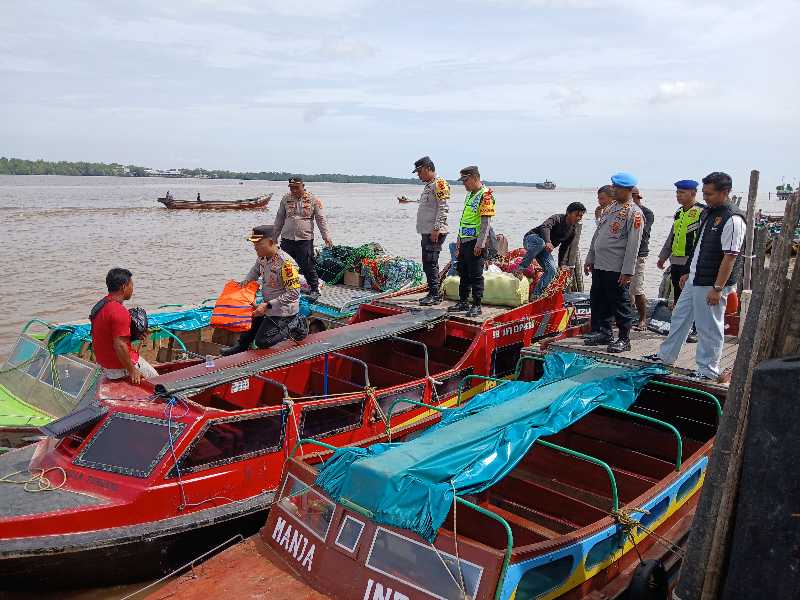 AKBP Agung Basuki dan Personel Saat Pengecekam Alat Keselamatan Moda Transportasi Sungai (ist)