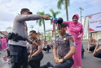 Ketua Bhayangkari Ny Mutya Agung Bersama Kapolres AKBP Agung Basuki Siram Air Kembang ke Personel (ist)