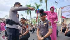 Ketua Bhayangkari Ny Mutya Agung Bersama Kapolres AKBP Agung Basuki Siram Air Kembang ke Personel (ist)