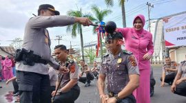Ketua Bhayangkari Ny Mutya Agung Bersama Kapolres AKBP Agung Basuki Siram Air Kembang ke Personel (ist)