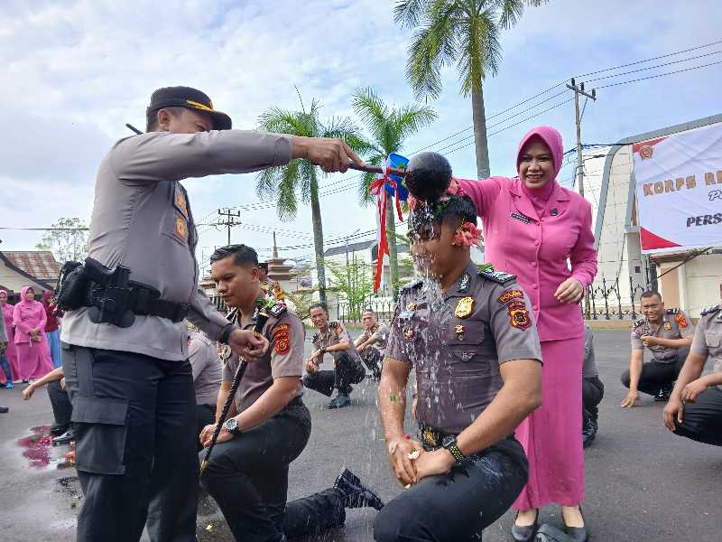 Ketua Bhayangkari Ny Mutya Agung Bersama Kapolres AKBP Agung Basuki Siram Air Kembang ke Personel (ist)