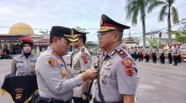 Kapolres Tanjab Barat AKBP Agung Bssuki Pasang Tanda Jabatan ke Wakapolres Yang Baru Kompol Andi Musahar (ist)