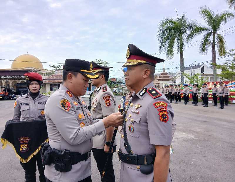 Kapolres Tanjab Barat AKBP Agung Bssuki Pasang Tanda Jabatan ke Wakapolres Yang Baru Kompol Andi Musahar (ist)