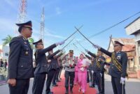Prosesi Pedang Pora AKBP Maulia Kuswicaksono dan Istri Sambut Kedatangan Kapolres Tanjab Barat (ist)