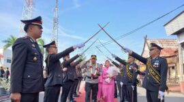 Prosesi Pedang Pora AKBP Maulia Kuswicaksono dan Istri Sambut Kedatangan Kapolres Tanjab Barat (ist)