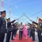Prosesi Pedang Pora AKBP Maulia Kuswicaksono dan Istri Sambut Kedatangan Kapolres Tanjab Barat (ist)