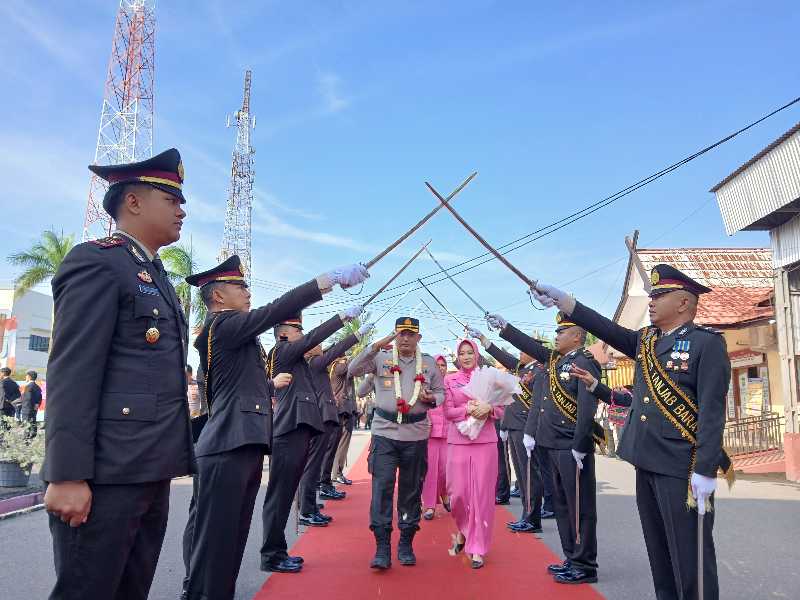 Prosesi Pedang Pora AKBP Maulia Kuswicaksono dan Istri Sambut Kedatangan Kapolres Tanjab Barat (ist)