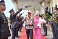 AKBP Agung Basuki Bersama Ny Mutya Agung Melewati Gerbang Pora Saat Berpamitan (ist)